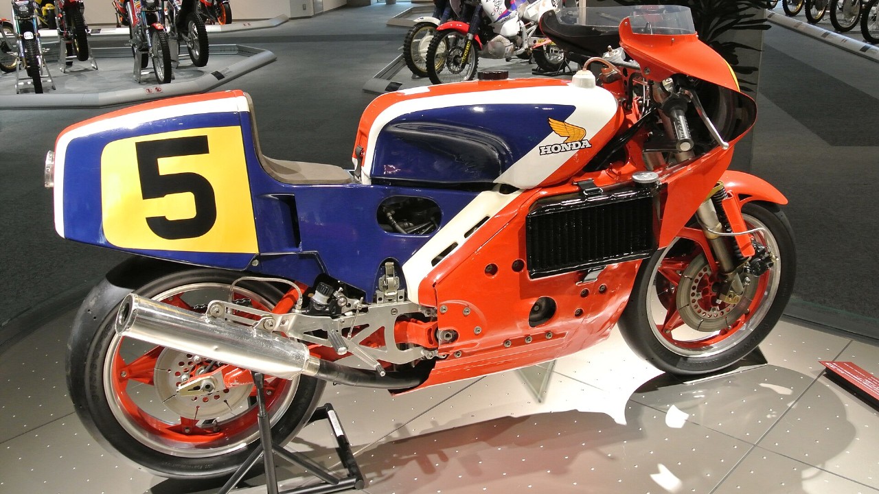 Why Honda gave its NR500 racer oval pistons and eight valves per cylinder to chase 23,000 rpm
