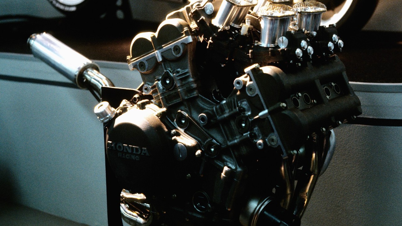 The oval-piston V4 engine of the Honda NR500