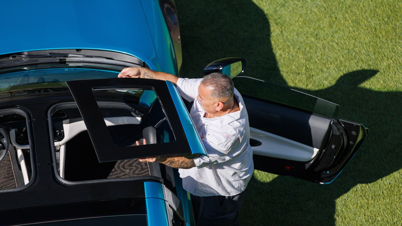 A T-top roof panel being lifted out of the Nissan Z Kaze concept